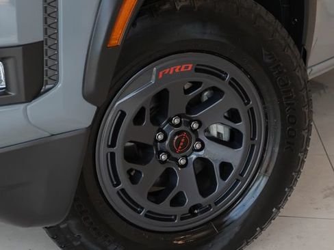 Used 2025 Nissan Frontier Pro-X w/ Pro Convenience Package RWD image 2