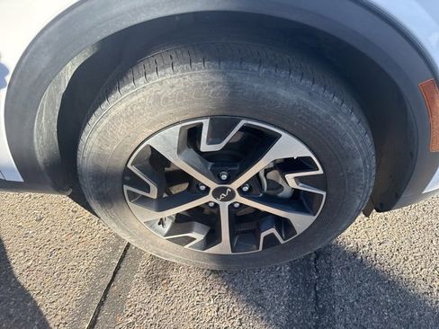 Used 2024 Kia Sportage EX image 4