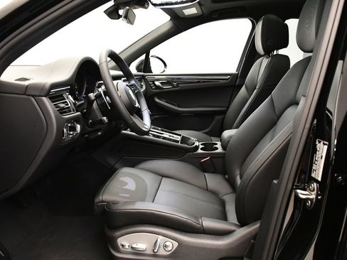 Certified 2026 Porsche Macan AWD/4WD image 5