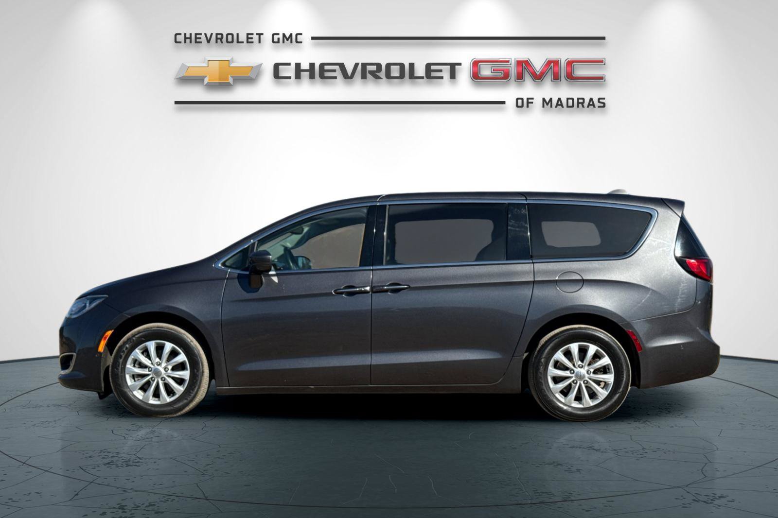 Used 2019 Chrysler Pacifica Touring Plus w/ Advanced Safetytec Group FWD image 6