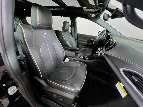 New 2027 Chrysler Pacifica Limited AWD/4WD image 31