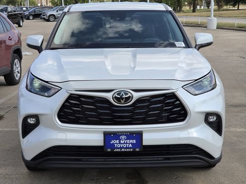 Used 2025 Toyota Highlander LE FWD image 3