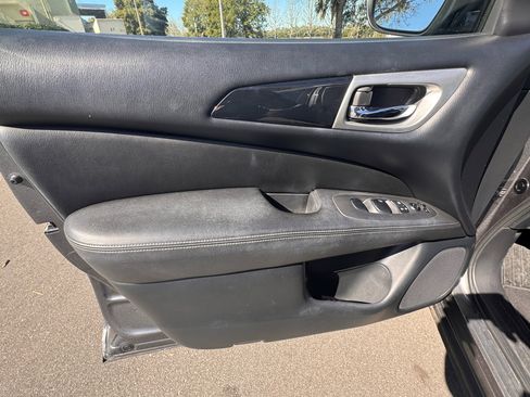 Used 2019 Nissan Pathfinder S image 17