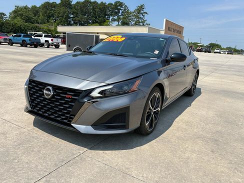 Used 2024 Nissan Altima 2.5 SR FWD image 2