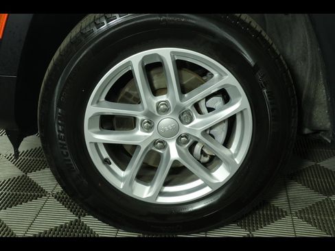 Used 2024 Jeep Grand Cherokee Laredo X w/ Luxury Tech Group I image 24