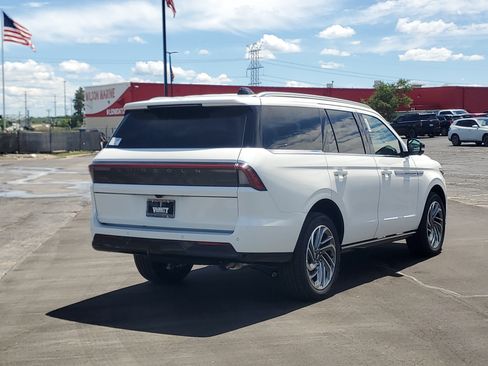 New 2026 Lincoln Navigator Reserve AWD/4WD image 4