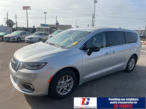 Used 2024 Chrysler Pacifica Touring-L image 1