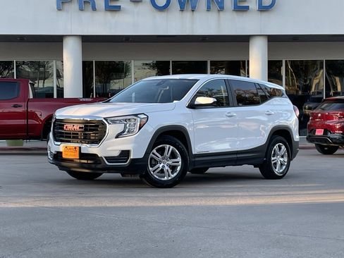 Used 2024 GMC Terrain SLE image 2