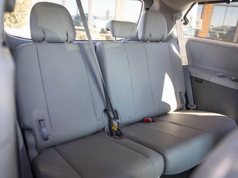 Used 2017 Toyota Sienna XLE Premium image 27