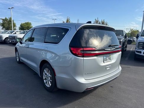 Used 2024 Chrysler Pacifica Touring-L FWD image 2