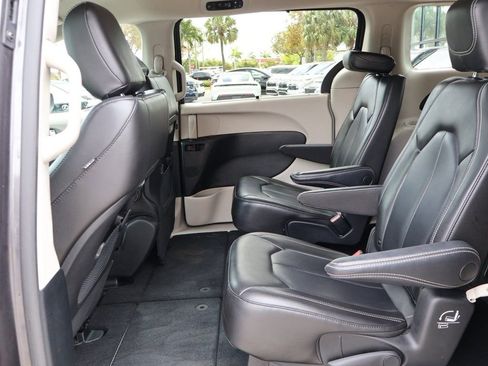 Used 2023 Chrysler Pacifica Touring-L image 38