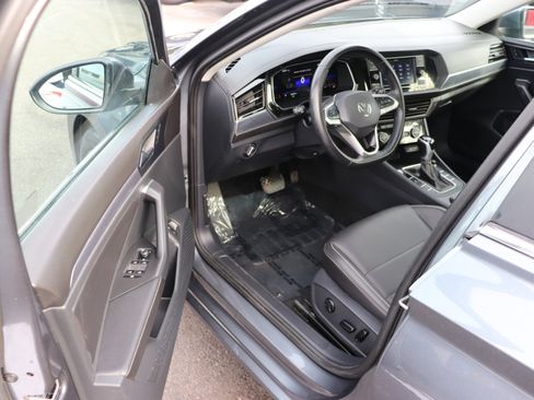 Used 2024 Volkswagen Jetta SE image 10