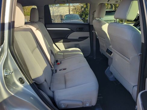 Used 2018 Toyota Highlander LE image 12