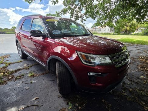 Used 2018 Ford Explorer XLT w/ Equipment Group 202A FWD image 2