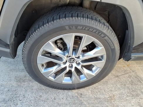 Used 2021 Toyota RAV4 XLE Premium image 10