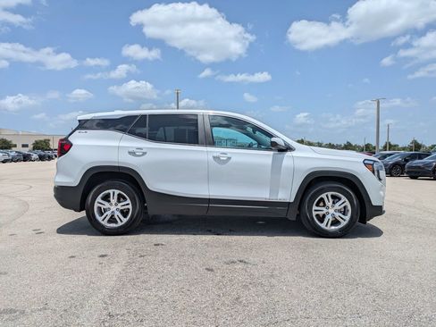 Used 2024 GMC Terrain SLE FWD image 4