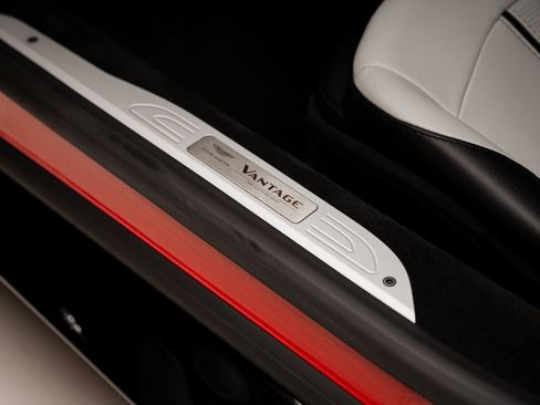 Used 2023 Aston Martin V8 Vantage Coupe RWD image 54