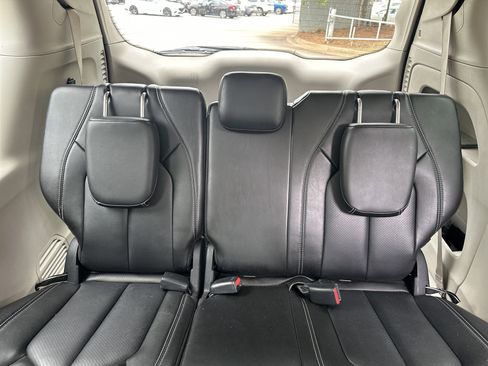 Used 2023 Chrysler Pacifica Touring-L FWD image 22