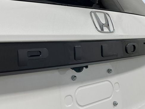 New 2025 Honda Pilot EX-L image 6