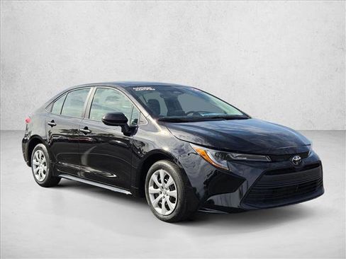 Used 2025 Toyota Corolla LE image 3