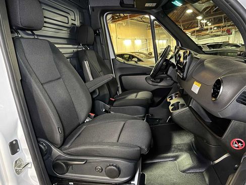 Used 2025 Mercedes-Benz Sprinter 2500 image 12