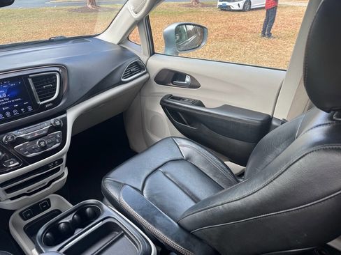 Used 2017 Chrysler Pacifica Touring-L image 15