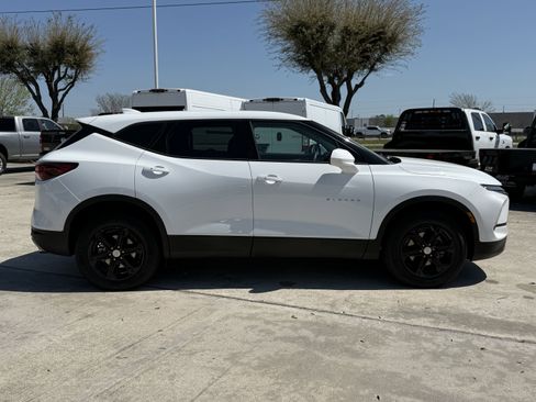 Used 2025 Chevrolet Blazer LT AWD/4WD image 3