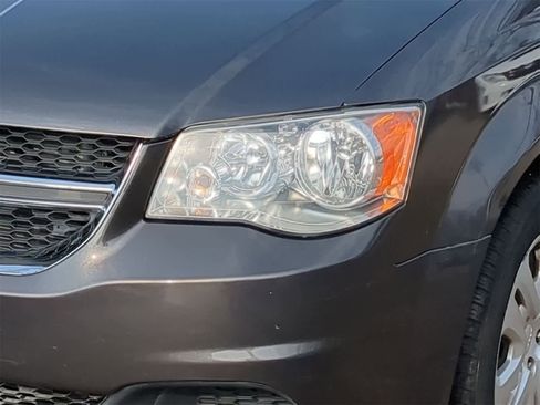 Used 2018 Dodge Grand Caravan SE image 18