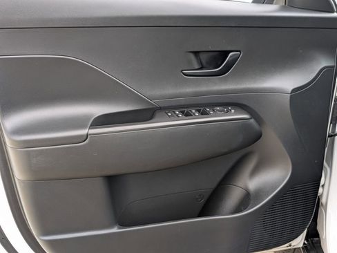 Used 2025 Hyundai Kona SEL FWD image 11
