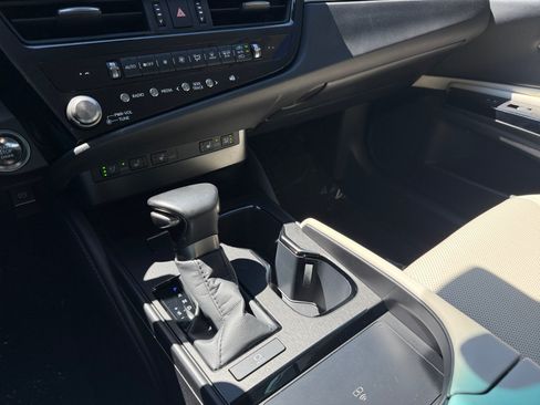 Used 2025 Lexus ES 350 w/ Premium Package FWD image 13