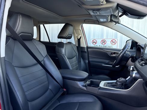 Used 2022 Toyota RAV4 XLE Premium image 37