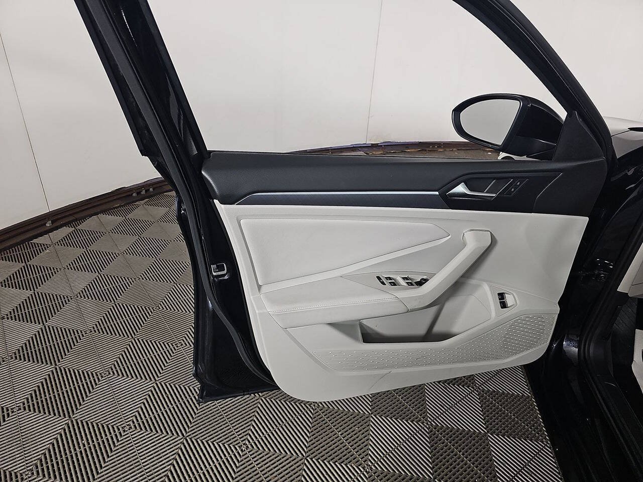 Used 2023 Volkswagen Jetta SE w/ Panoramic Sunroof Package FWD image 5