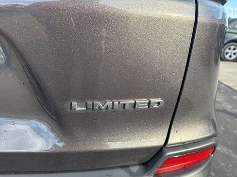 Used 2022 Jeep Cherokee Limited image 11