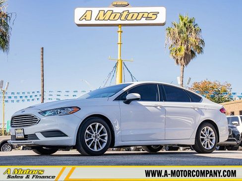 Used 2017 Ford Fusion SE w/ Fusion SE Technology Package image 1