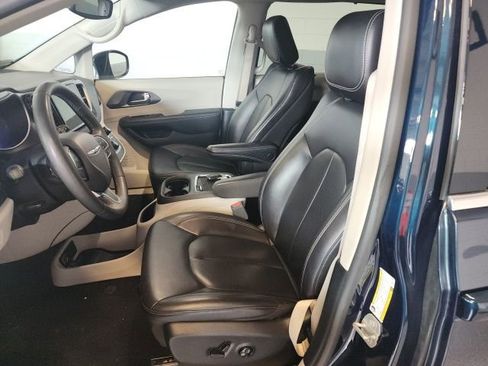 Used 2023 Chrysler Pacifica Touring-L FWD image 8