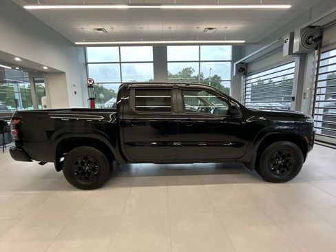 Used 2024 Nissan Frontier SV w/ Technology Package AWD/4WD image 2