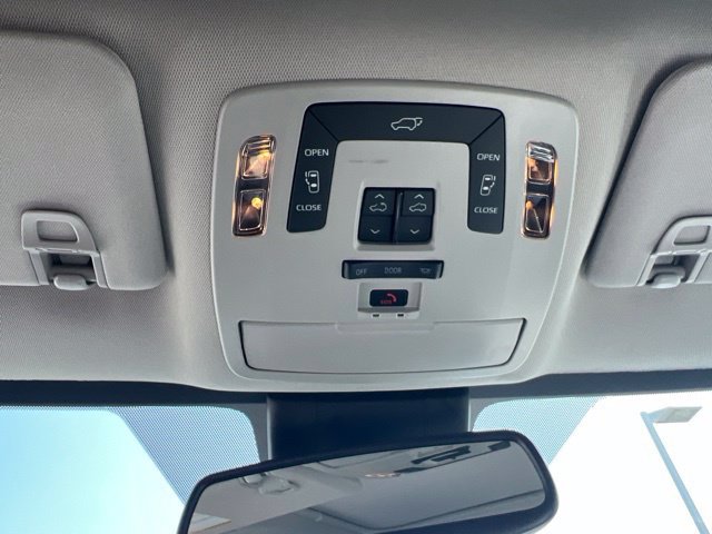 Used 2025 Toyota Sienna XLE w/ XLE Plus Package FWD image 23