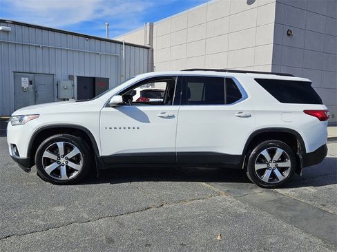 Used 2021 Chevrolet Traverse LT w/ LT Premium Package image 2