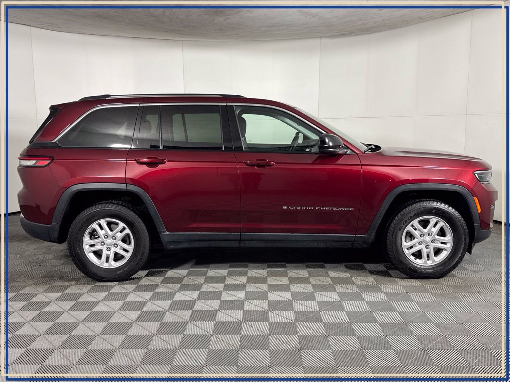Used 2023 Jeep Grand Cherokee Laredo AWD/4WD image 7