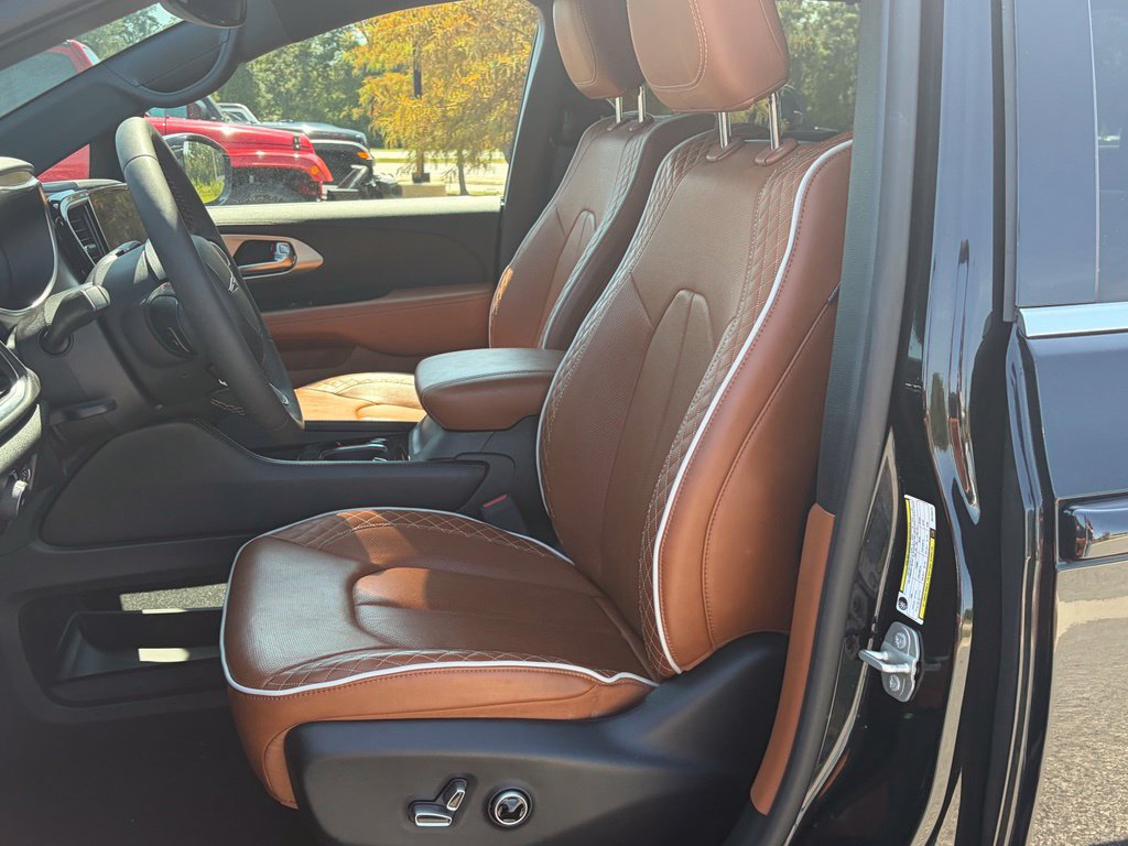 Used 2024 Chrysler Pacifica Pinnacle FWD image 41