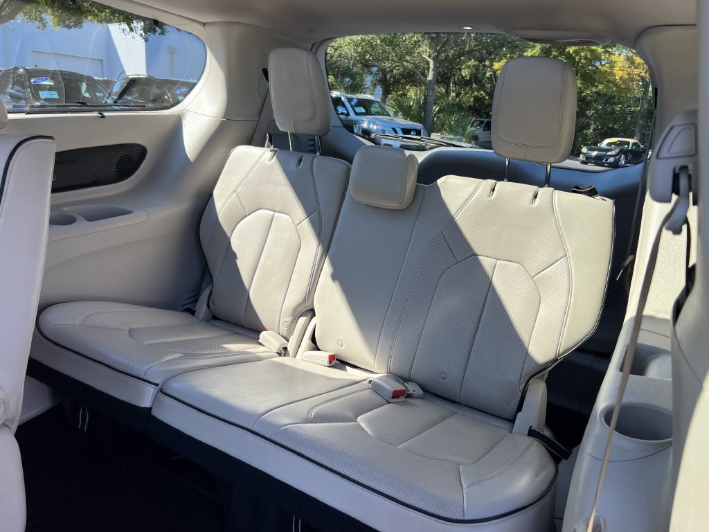 Used 2021 Chrysler Pacifica Limited w/ Uconnect Theater Family Group FWD image 20