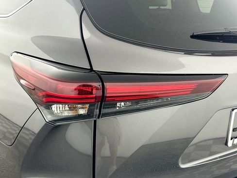 Used 2024 Toyota Highlander XLE image 25