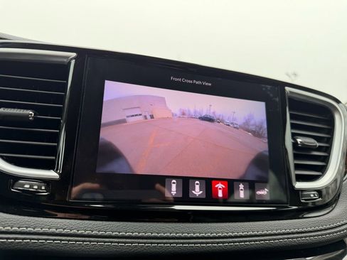 Used 2023 Chrysler Pacifica Limited FWD image 21