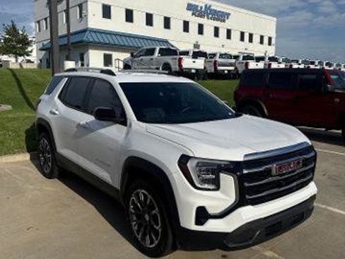Used 2026 GMC Terrain Elevation w/ Elevation Premium Package FWD image 2