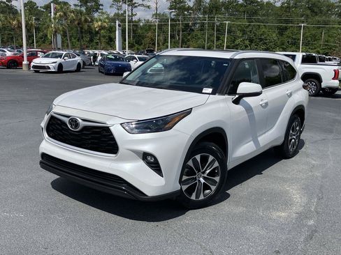 Used 2023 Toyota Highlander XLE FWD image 1
