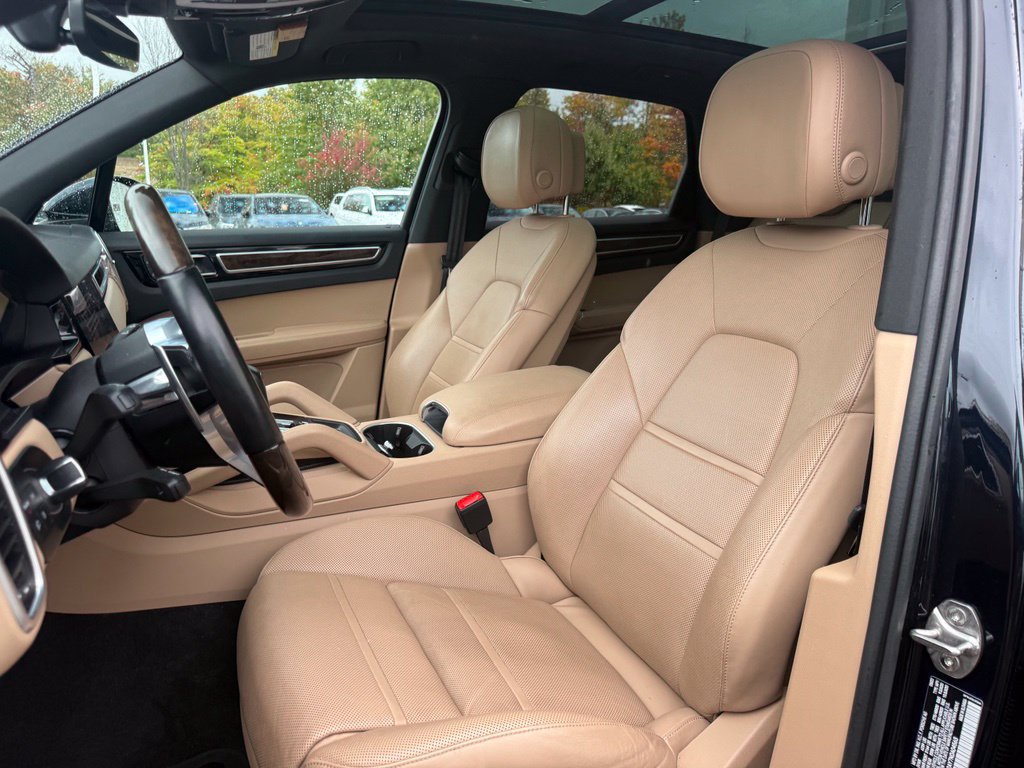 Used 2022 Porsche Cayenne AWD/4WD image 10