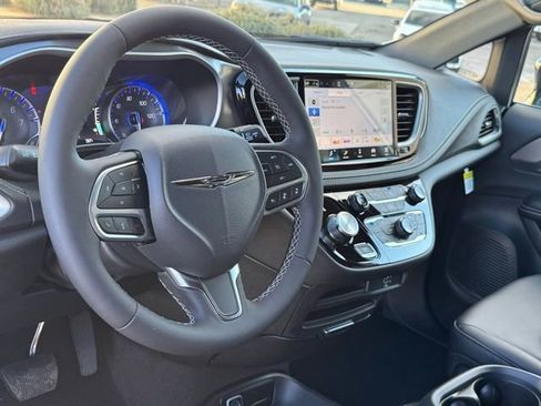 New 2026 Chrysler Pacifica Select image 18