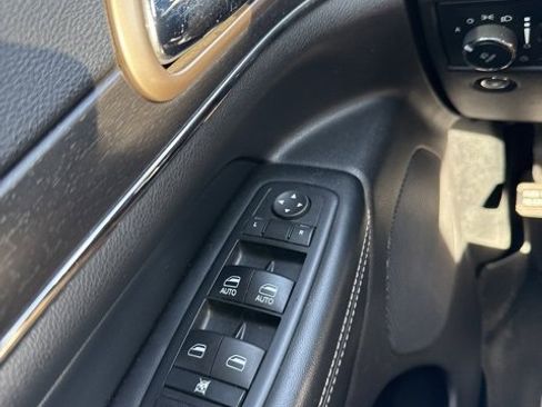 Used 2017 Jeep Grand Cherokee Limited w/ Luxury Group II image 19