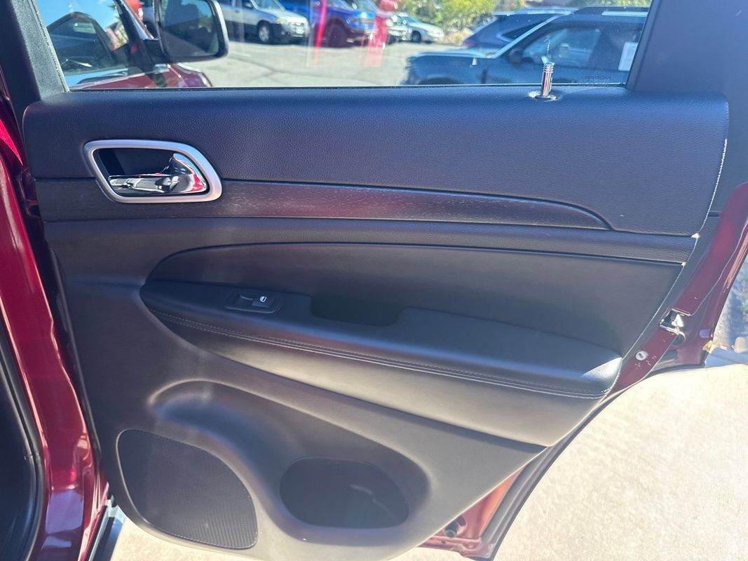 Used 2018 Jeep Grand Cherokee Laredo AWD/4WD image 22