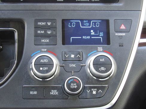 Certified 2018 Toyota Sienna Limited Premium image 34